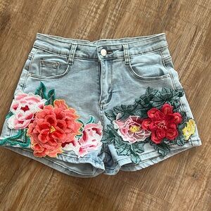 NWOT Unique Appliqué Embellished Jean Shorts - Size 28/M
